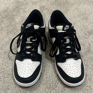 Nike Black and White Panda Dunks
US 7 or Ladies 9
UK 6
EUR 40